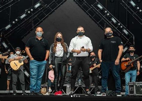 Pido que se aga justicia contra uribe y santos que son unos asesinos en contra de los mismos militares y del cabo carbajal. Jessi Uribe y Paola Jara concierto virtual cómo les fue
