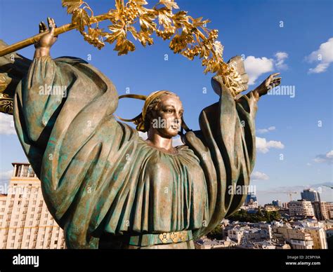Monumento A La Plaza De La Independencia En Kiev Ucrania Fotografía De Stock Alamy