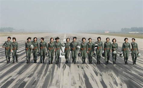 中国空军的首批16名歼击机女飞行员