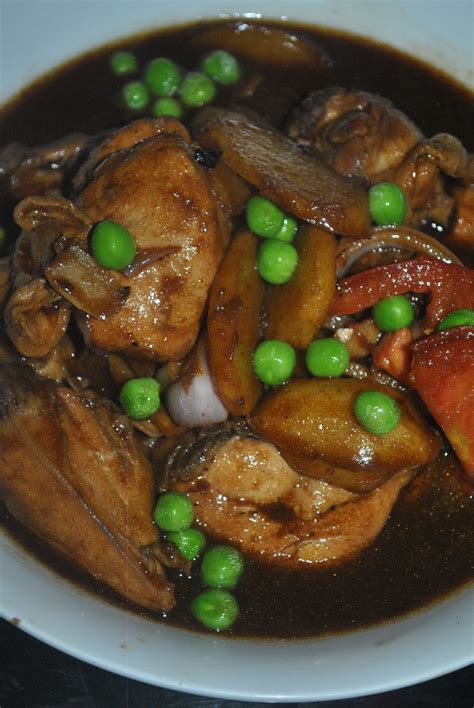 Kemudian masukkan serai dan jahe yang sudah dimemarkan. PATYSKITCHEN: AYAM MASAK KICAP BERKENTANG