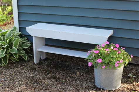 A garden bench is the furniture you need to make your terrace even more comfortable. Happy At Home: A Simple Garden Bench