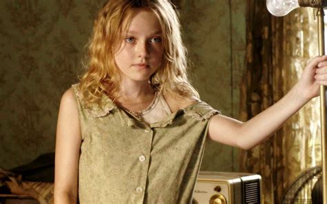 Dakota Fanning Full Hd Wallpaper And Background Image 2880x1800 Id