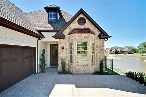 House paint colors exterior pictures of homes with cream garage doors. Pin on Village Homes: Exteriors