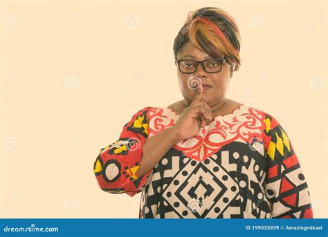 Studio Shot Van Een Dikke Zwarte Afrikaanse Vrouw Met Vinger Op De