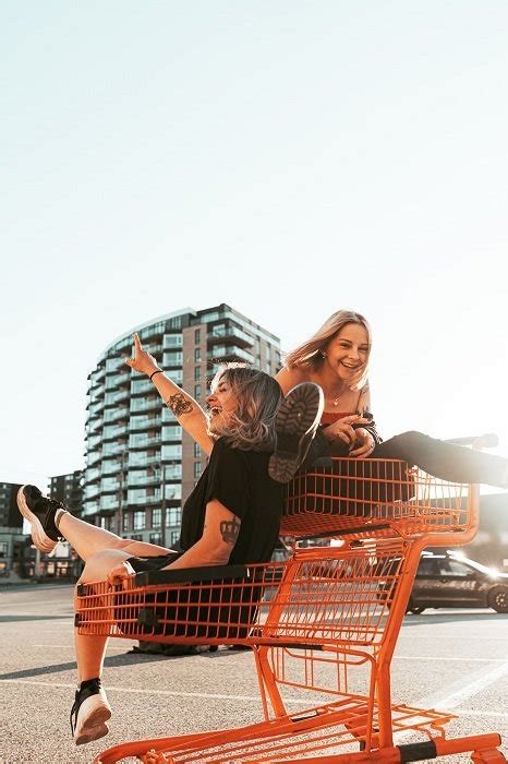 31 Fun Photoshoot Ideas With Best Friend Poses Expertphotography