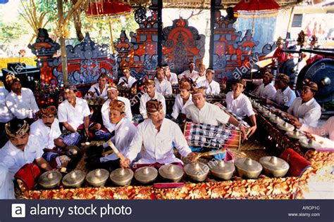 Musik rindik bali keren untuk menenangkan pikiran. Indonesien-Bali-Gamelan-Musik-Hochzeit-Ehe Stockfoto, Bild: 5228059 - Alamy