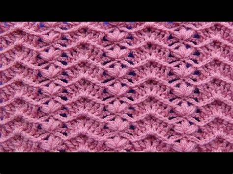 Mantas y colchas son unas de las labores más bonitas y sencillas que puedes tejer a crochet. Punto a crochet FLORES combinado con puntos ZIG ZAG paso a paso para mantitas de bebe | Crochet.eu