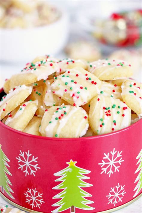 Do they need to impress the kids or an office? Christmas Sugar Cookie Bites | Wishes and Dishes