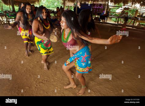 embera puru mujer india realizando una danza en los embera puru pueblo junto al río pequeni