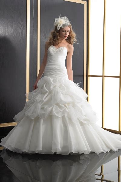 Wedding dress prices vary, but the average wedding dress cost is $1,000 with most spending between $280 to $1,650. Chic and feminine Val Stefani Fall/Winter 2012 Collection