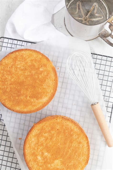 Here's our top twelve tips for sponge cake perfection, taken from the wisdom of the queen kitchen, the talented donna hay and much loved country women's association. Temperature At Centre Of Sponge Cake : Why Do My Cakes ...
