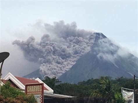 Mayon Volcano Erupts Volcanoes