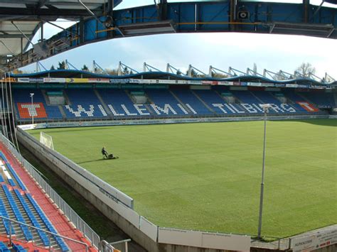 Vijf jaar later is het al tijd voor een grootscheepse verbouwing van het hoofdgebouw. Koning Willem II Stadion - Wikipedia
