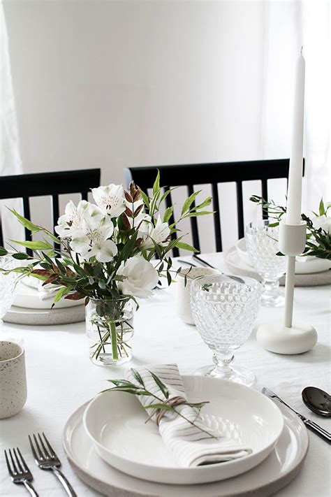5 Tips To Set A Simple And Modern Tablescape Round Table Settings