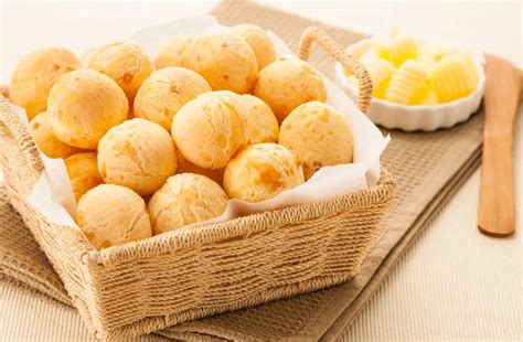 Make small balls (about 1 teaspoonful) and drop them onto ungreased cookie sheet. Pão de queijo em Brasília: conheça lanchonetes ...