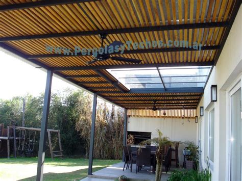 La versatilidad de la madera nos permite hacer diferentes diseños. Pergolas Techadas / Pergolas Techadas Benoit Roubaud ...