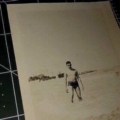 S BEEFCAKE SHIRTLESS Man Swimsuit Beach Bulge Vintage Gay Int Snapshot PHOTO