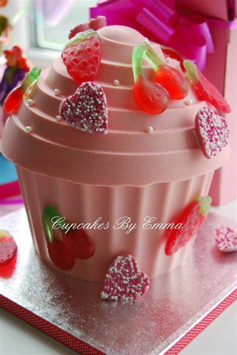 Giant Cupcake Sweetie Cake