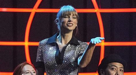 Taylor Swift Wins Big At The Mtv Emas Bags Four Top Prizes Music