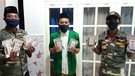 Gizi, yang merupakan komponen penting bagi tumbuh kembang anak. Alihkan Uang Rokok untuk Sembako, Ansor Buleleng Bagikan ...