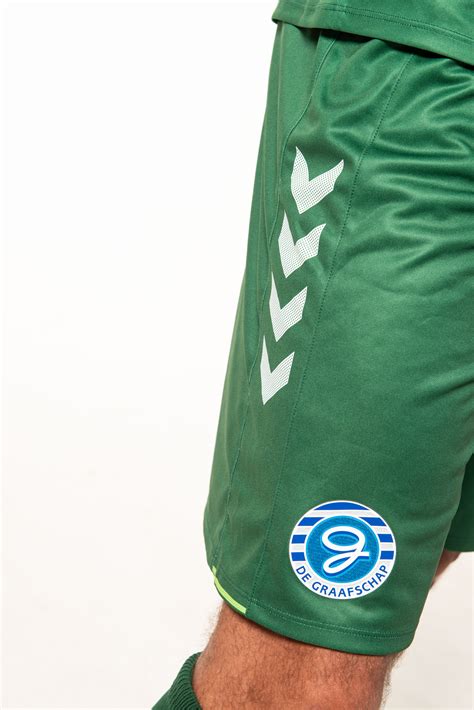 Naast de de graafschap shirts vind je in de de graafschap fanshop nog veel meer fanartikelen voor jong en oud. Nieuw tenue voor Voetbalclub De Graafschap ...