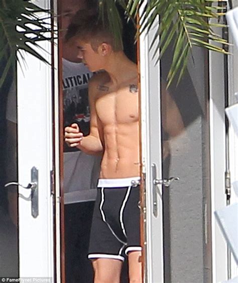 Justin Bieber Topless Photo Singer Shows Off His Abs In Miami Daily
