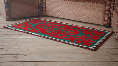 Zhoogazyn shyrdak. Kyrgyz Felt Rugs Red Green Rug Sheep ...