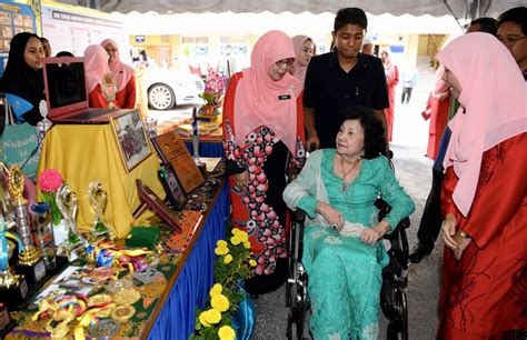 تونكو امڤوان نجحة بنت المرحوم تونكو بسر برهانالدين; Tuanku Najihah hadir jubli emas SMK Tunku Ampuan Najihah ...