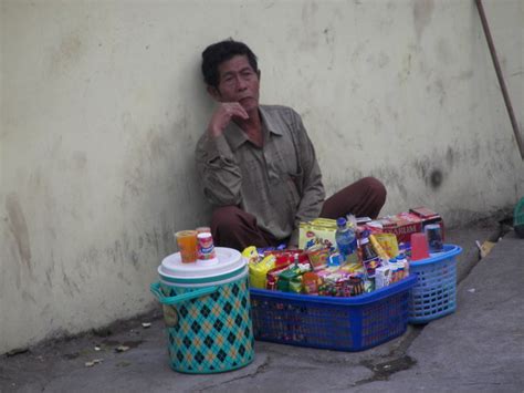 Alhamdulillah, matur nuwun pak polisi ucap salah satu pedagang asongan, jupri sambil. KARYA PANJI: Aku, Penjual Asongan dan Pengemis