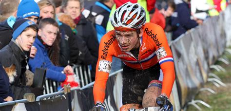 De blondine is verschrikkelijk trots en dat liet. David van der Poel stijgt door zeges op UCI-ranking ...