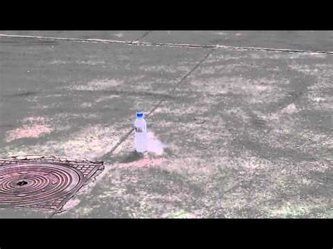 Como el agua también es dipolar. Explosión nitrógeno líquido con botella - YouTube