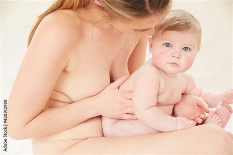 Naked Mother Bonding With Naked Baby On Lap Stock Foto Adobe Stock My Xxx Hot Girl