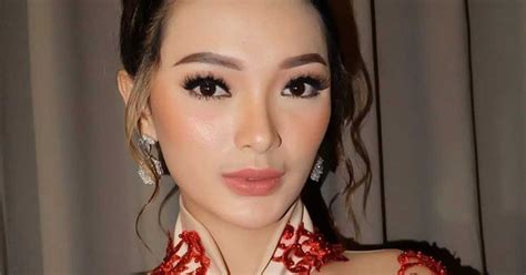 Pernikahan mereka berlangsung khidmat dan mecuri perhatian publik indonesia karena dilangsungkan di tengah wabah virus corona pada 22 april 2020. Zaskia Gotik Akhirnya Go Public, Ini Potret Mesra dengan Kekasihnya