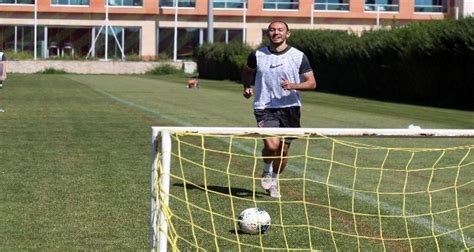 Galatasarayli milli futbolcu umut bulut, pazar günü ankara'daki bombalı saldırıda yaşamını yitiren babası 66 yaşındaki kemal. Kayserispor Takım Kaptanı Umut Bulut - Kayseri