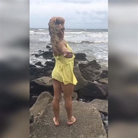 Belleza Trans Brasileña En La Playa No Desnuda No Porno Xhamster