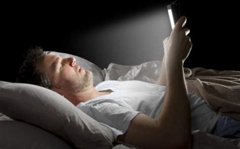 Por qué deberías apagar el celular una hora antes de irte a dormir