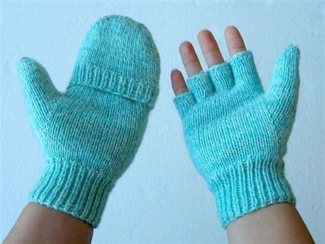 Here's a pair of gorgeous gloves that are easy to make and look modern and stylish too! Convertible mittens | Kris Awesome