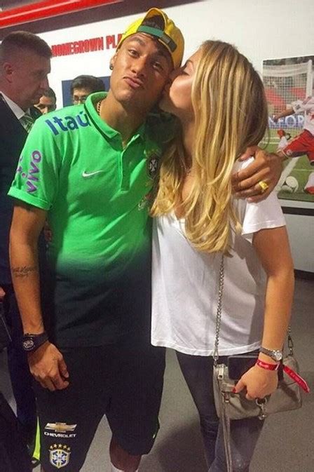 La tenista eugenie bouchard se cambia la camiseta en plena calle: Irmã da bela tenista Eugenie Bouchard tieta Neymar e ...