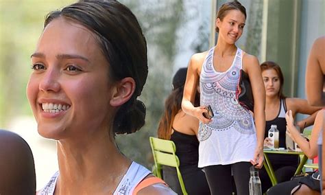 Jessica Alba Shows Off A Natural And Makeup Free Look After Her Morning Workout Daily Mail Online