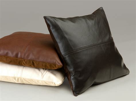 I cuscini cilindrici possono essere perfetti per la camera da letto o il divano. Cuscini Cilindrici Per Divani