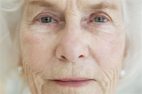 Wrinkled Face Woman Minimalis