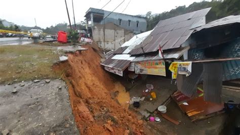 Longsor Di Kalbar Delapan Rumah Ambruk Di Perbatasan Indonesia Malaysia Suaraindo Id
