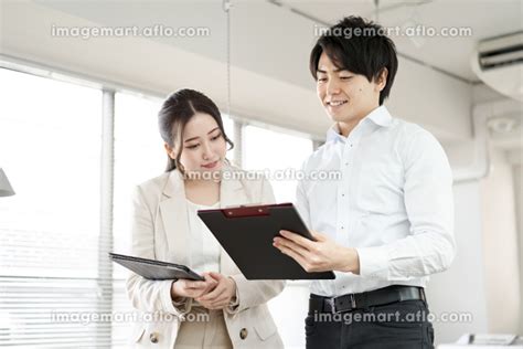 仕事の手順を説明するアジア人ビジネスパーソンの写真素材 185425103 イメージマート