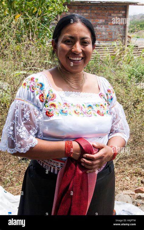 Mujer Ecuador Ecuatoriano Tradicional Vestido En Una Celebración Del