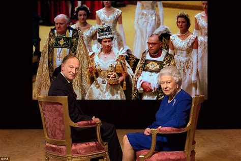 The Queen Is Reunited With St Edwards Crown Daily Mail Online