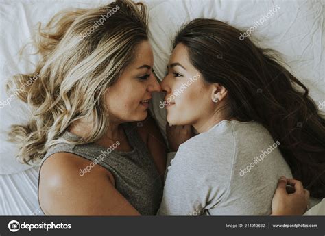 Lesbianas Pareja Juntos Cama fotografía de stock Rawpixel 214913632