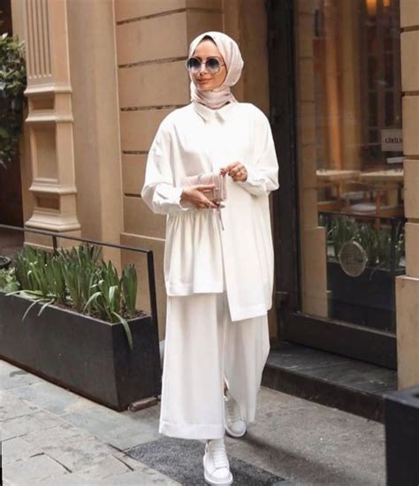 9 OOTD Hijab Dengan Baju Putih Cocok untuk Lebaran - Womantalk