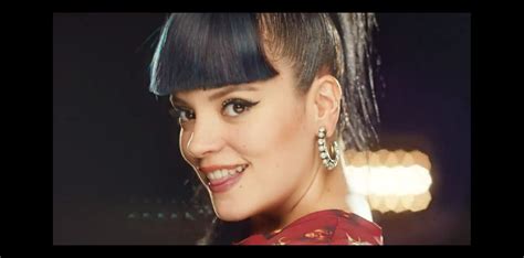 lily allen hard out here un retour plein d humour dans son nouveau clip purepeople