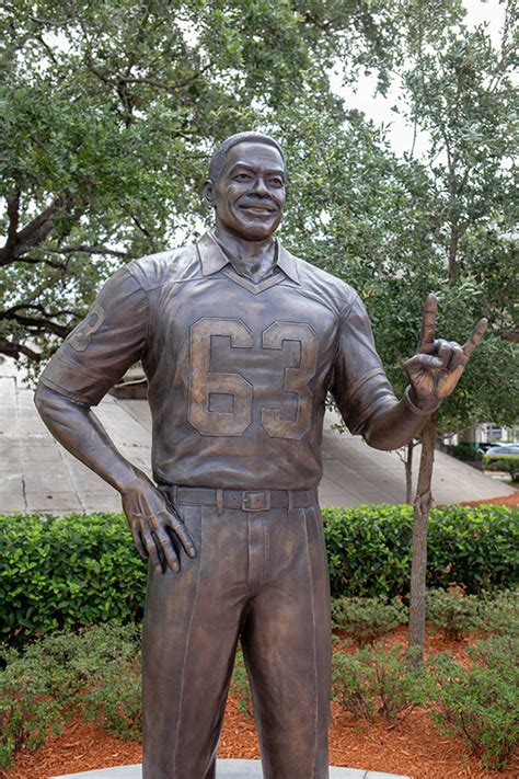Lee Roy Selmon Statue Meet The Artist Tampa Hillsborough Expressway