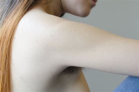 man håriga underarms eller armhålor som isoleras på vit fotografering för bildbyråer bild av